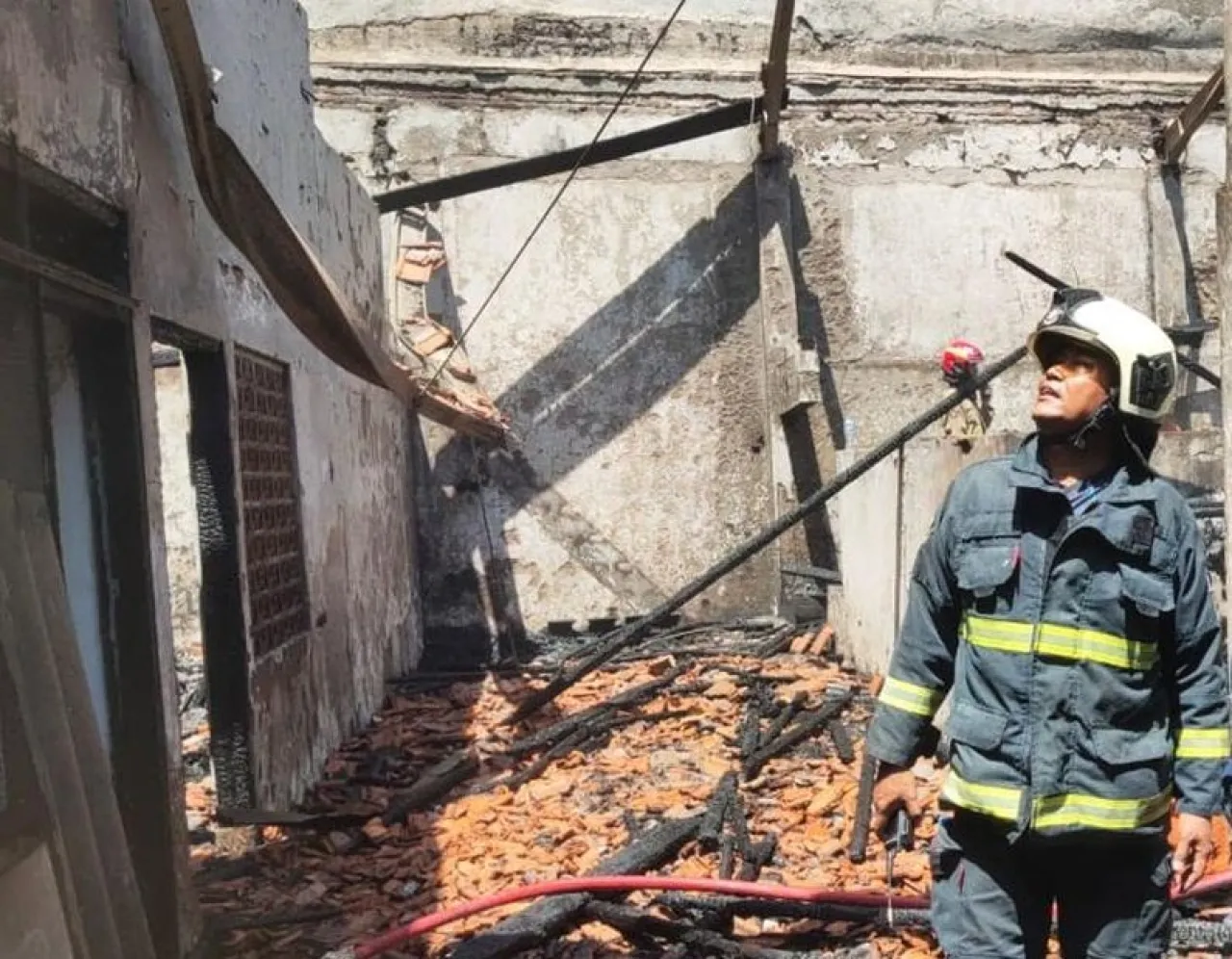 Kebakaran Rumah Kosong di Darmo Baru Surabaya, Dua Petugas Damkar Alami Luka