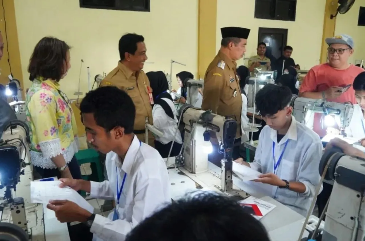 Disnakerin Madiun Gelar Pelatihan Jahit Sepatu ke Ratusan Calon Tenaga Kerja