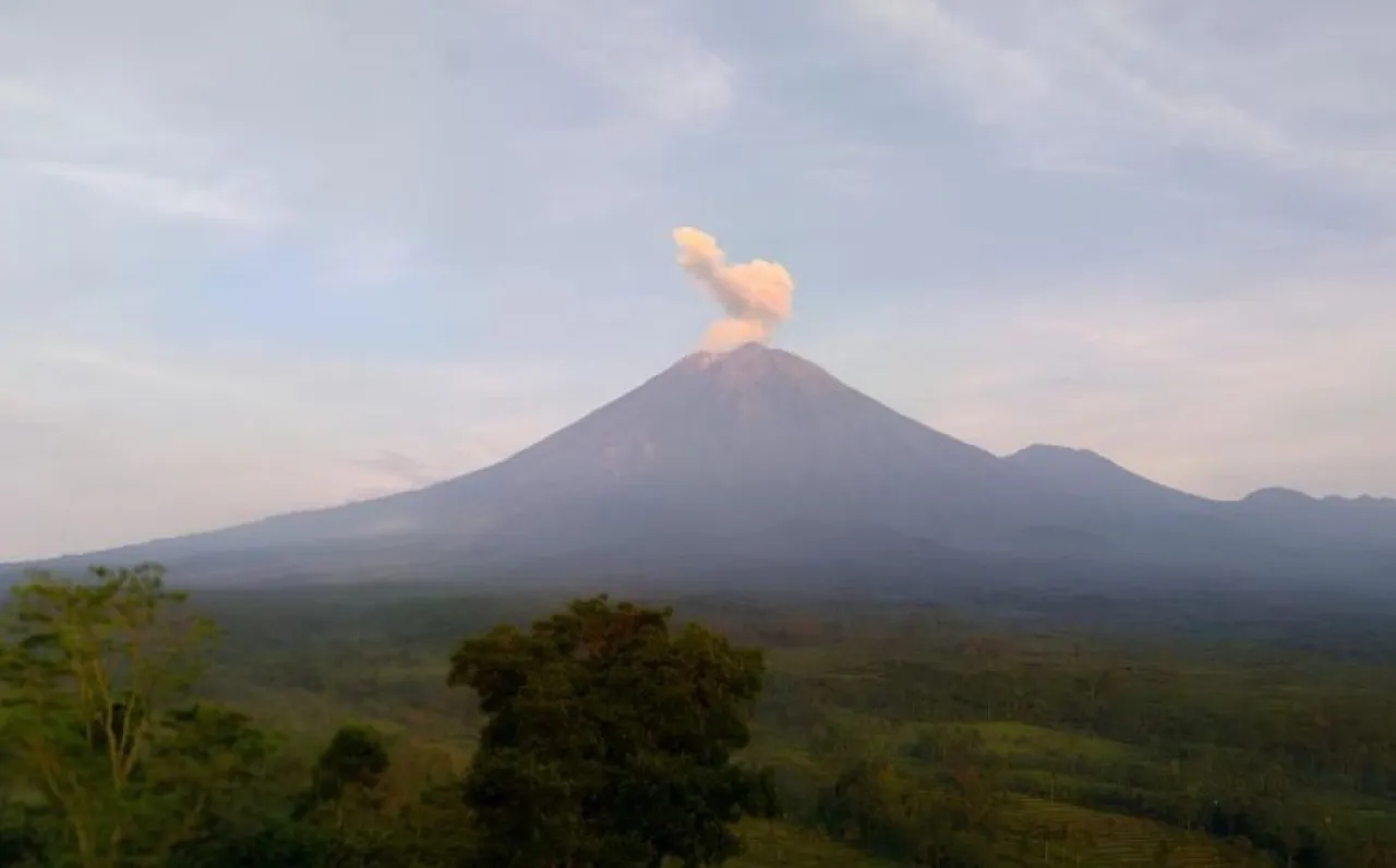Erupsi 3 Kali, Gunung Semeru Luncurkan Abu Vulkanik Capai 800 Meter
