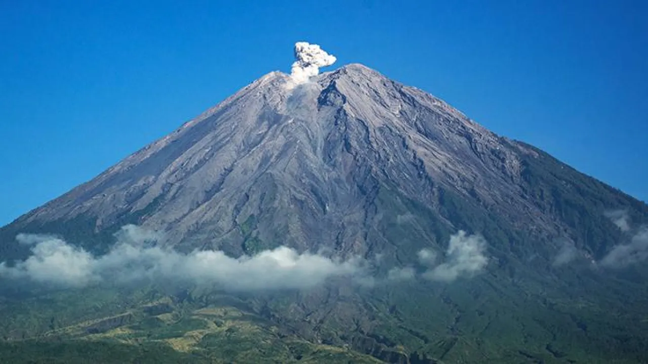 Erupsi Semeru Meningkat, Kolom Abu Capai 900 Meter