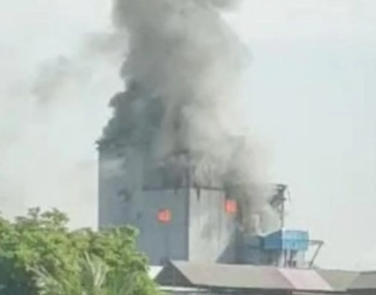 Kebakaran Hebat Landa Pabrik PT Sorini di Pasuruan, Cerobong Meledak