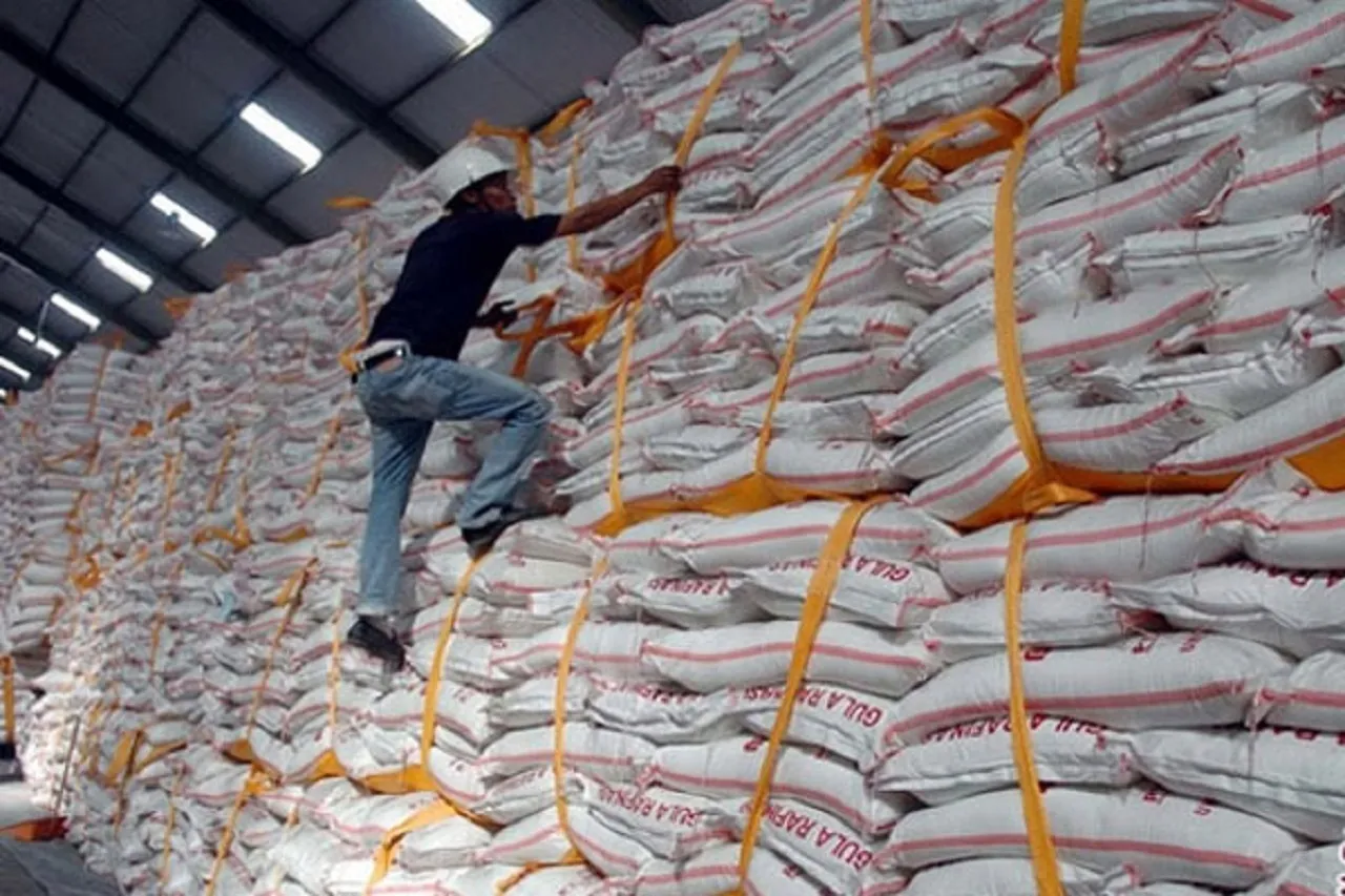 Ribuan Ton Gula Petani Jombang Masih Menumpuk di Gudang Pabrik Gula