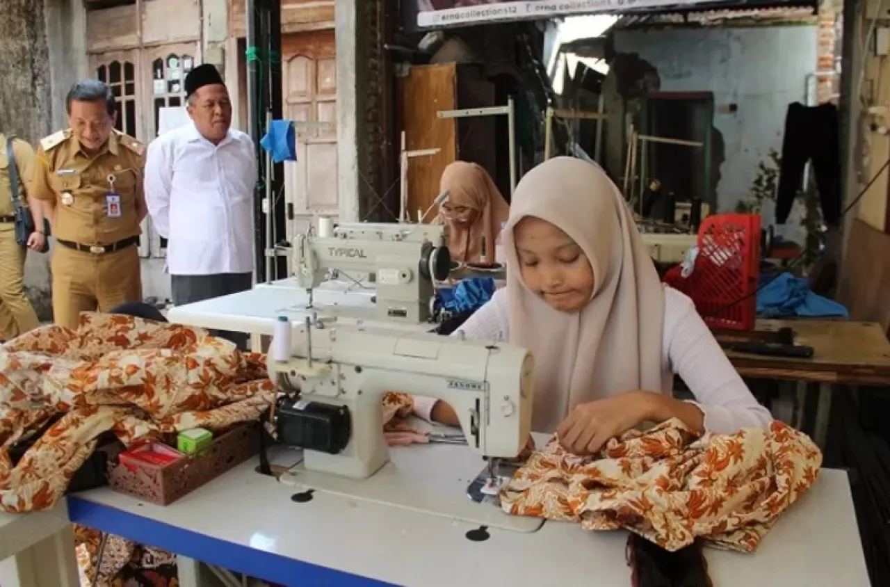 Penjahit Lega Tak Kena Denda, Seragam Gratis di Jombang Tuntas Dibagikan