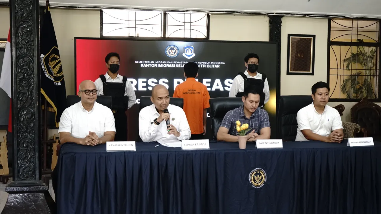Baca juga : Kantor Imigrasi Blitar Deportasi Warga Malaysia karena Tanpa Ijin Tinggal