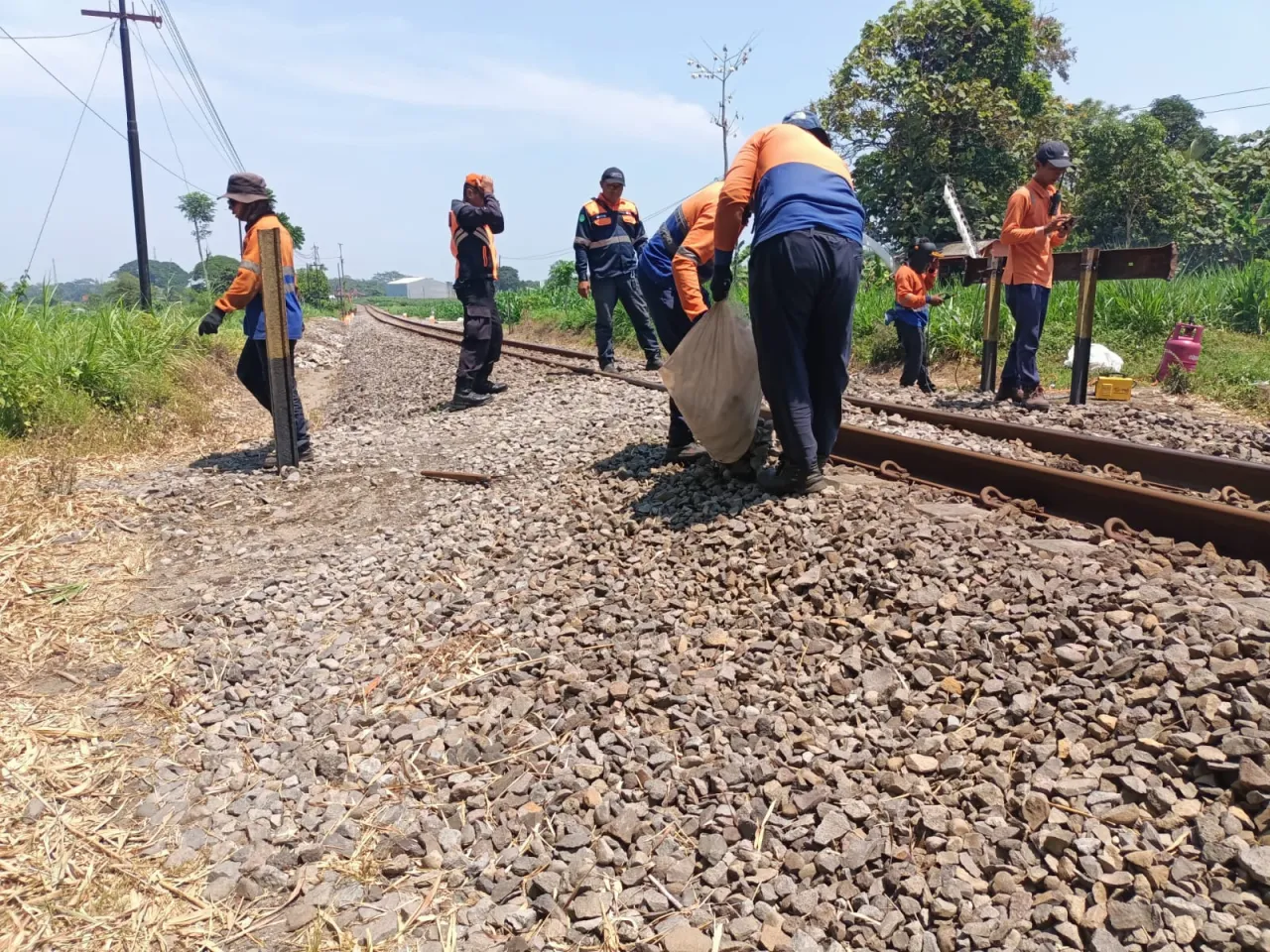 Jaga Keselamatan dan Keamanan, KAI Daop 7 Madiun Konsisten Tutup Perlintasan Sebidang Liar