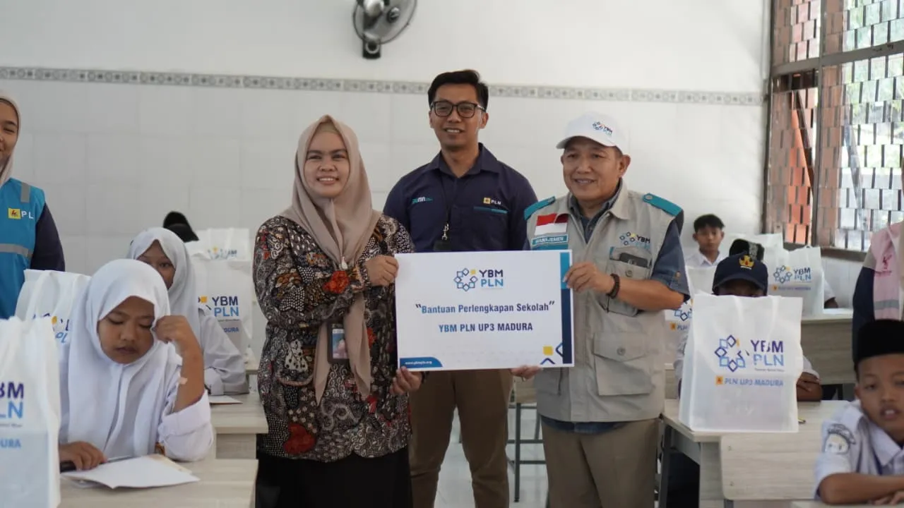 Peringati Hari Listrik Nasional, PLN Serahkan Bantuan Alat Tulis untuk Siswa SRMP 29 Pamekasan