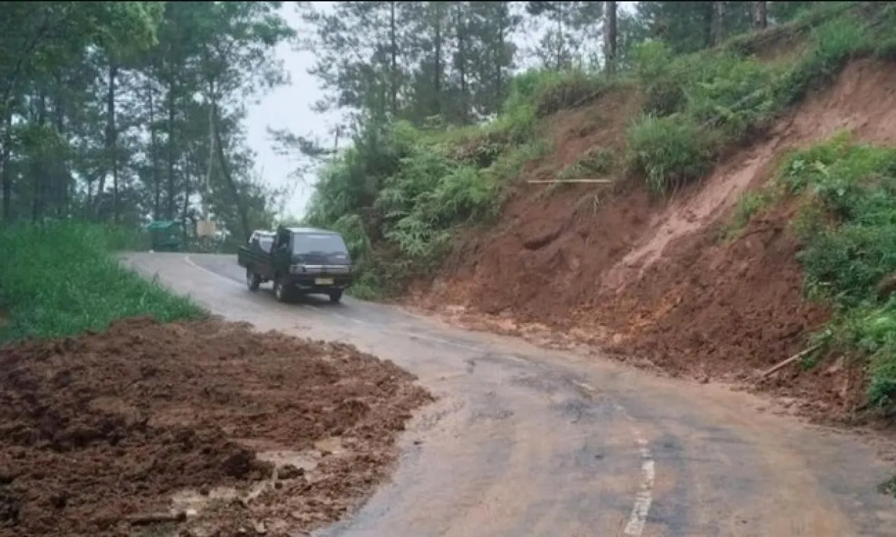 Sempat Ditutup Diterjang Longsor, Akses Jalan Trenggalek – Tulungagung Kembali Dibuka