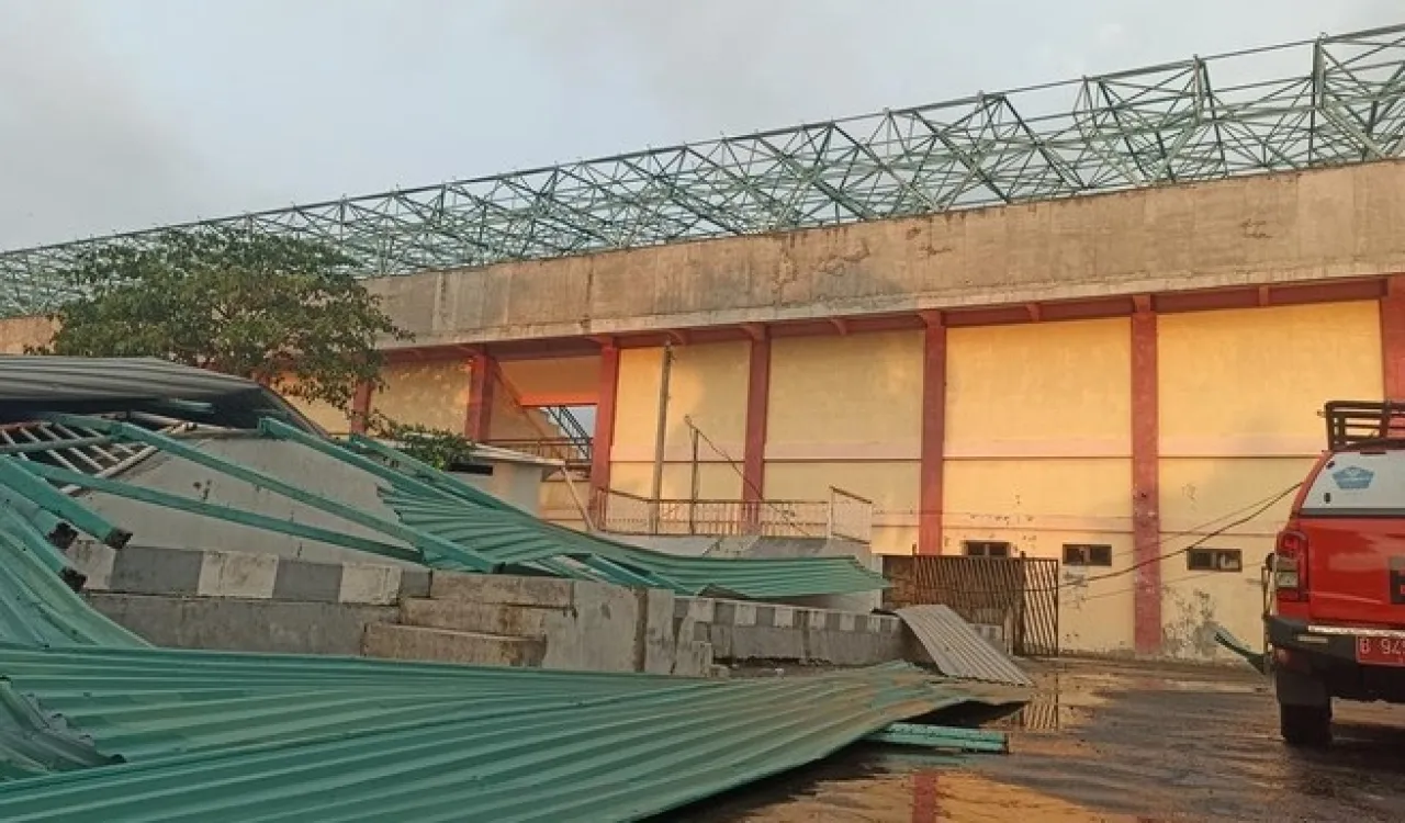 Puluhan Atap Stadion Gelora Penataran Blitar Roboh Diterjang Angin Kencang