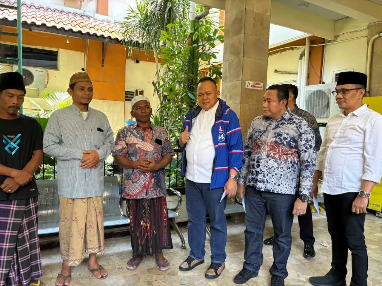 Demokrat Jatim Jenguk Santri Al Khoziny, Beri Dukungan Supaya Bisa Ngaji Lagi
