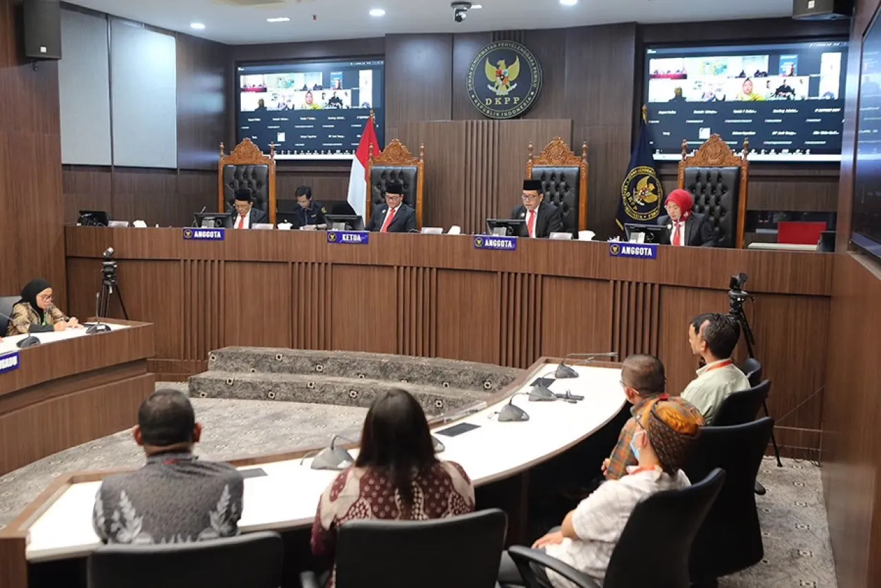 Baca juga : Ketua dan Anggota KPU Sewa Private Jet, Disanksi DKPP
