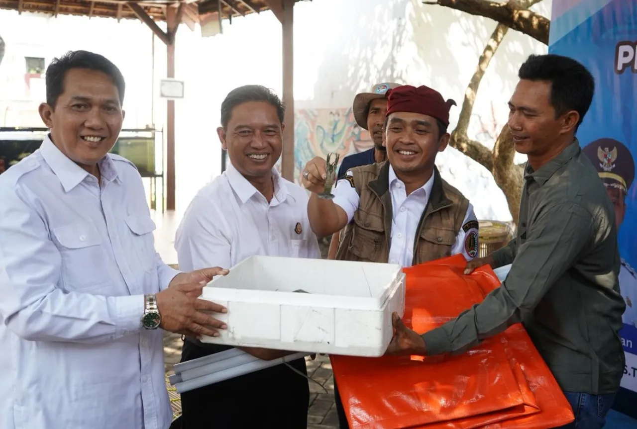 Dongkrak Perekonomian Nelayan, Pemkab Pamekasan Beri Modal Pelaku Usaha Perikanan