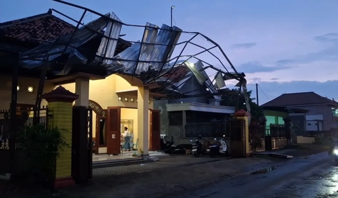 Diterjang Angin Kencang, Puluhan Rumah Warga di Tulungagung Rusak
