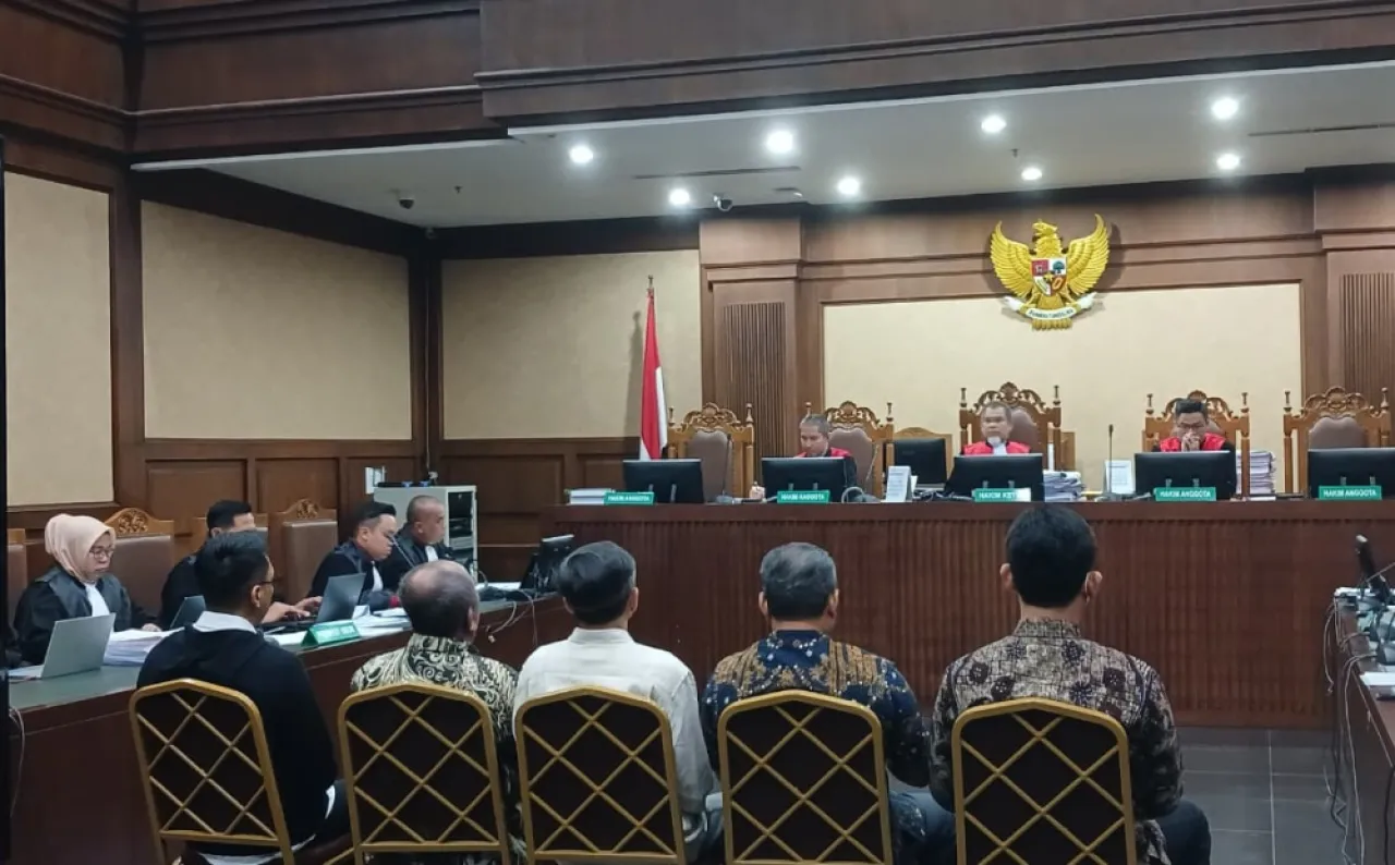 Sidang Suap Hakim Rp 40 M, Majelis Hakim Nangis