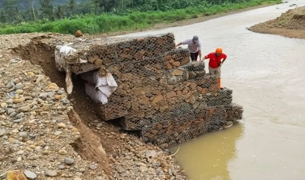 Diterjang Banjir, Tanggul Sungai Trenggalek yang Baru Dibangun Ambruk