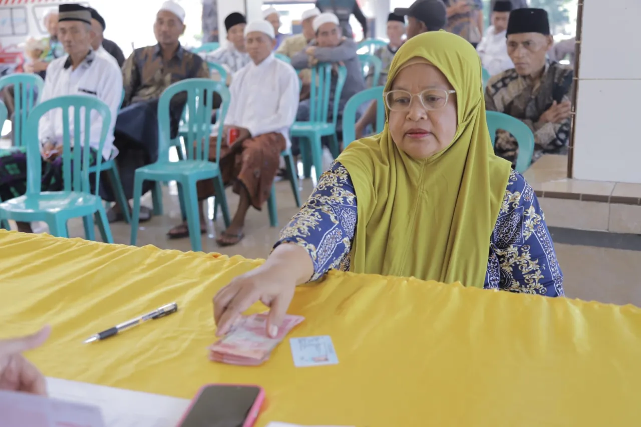 Tanpa Antri Bank, Guru Ngaji Jember Terima Honorarium Langsung di Desa
