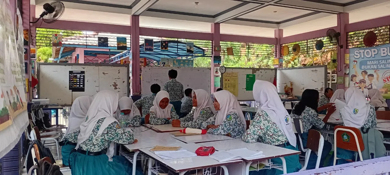 Sekolah Diperbaiki, Siswa Belajar Dikantin dan Gazebo