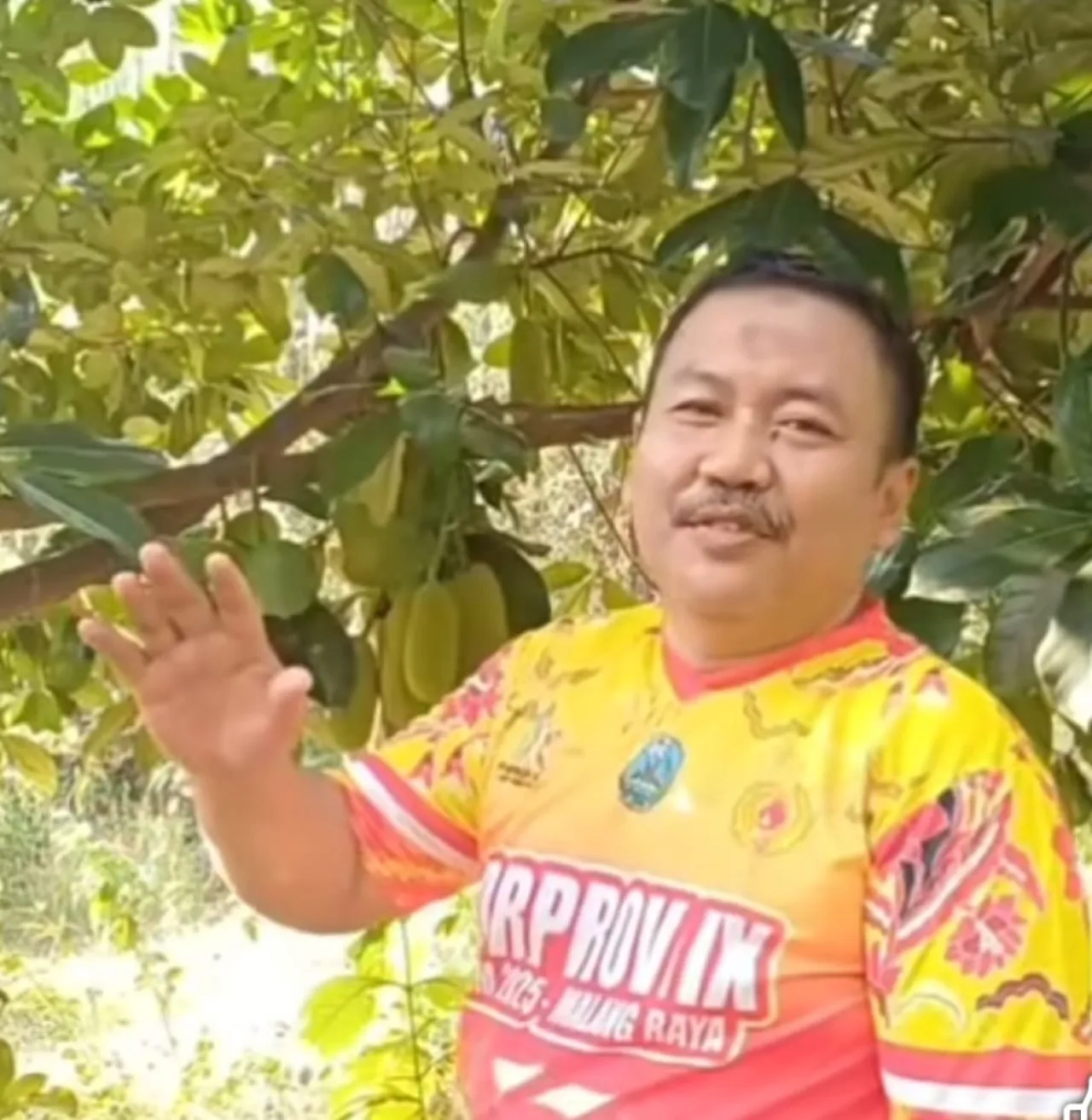 Diantara Politik dan Kebun, Ali Mufthi Menemukan Makna Kesabaran