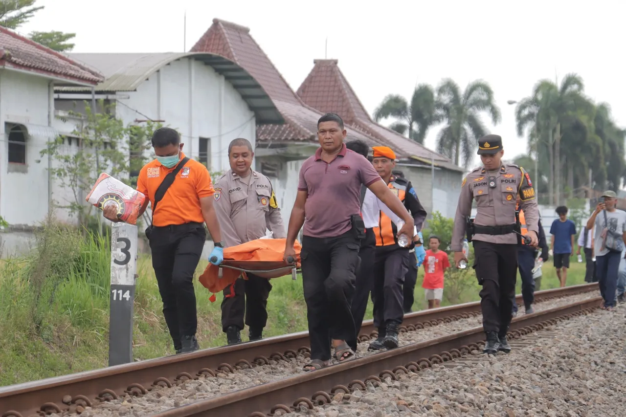 Wanita Tabrakkan Diri ke KA, Tubuh Tercerai Berai