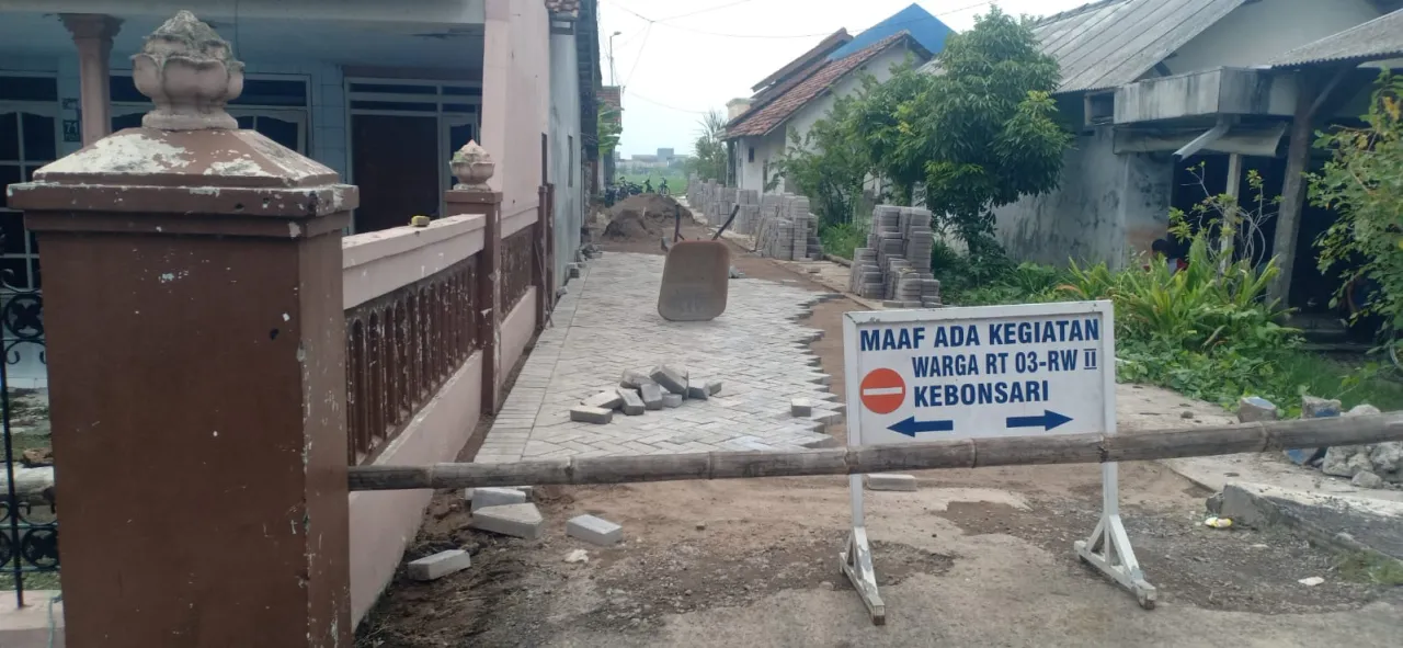 Pemdes Kebonsari Candi Pavingisasi Jalan di RT 03 dan RT 04 RW 02