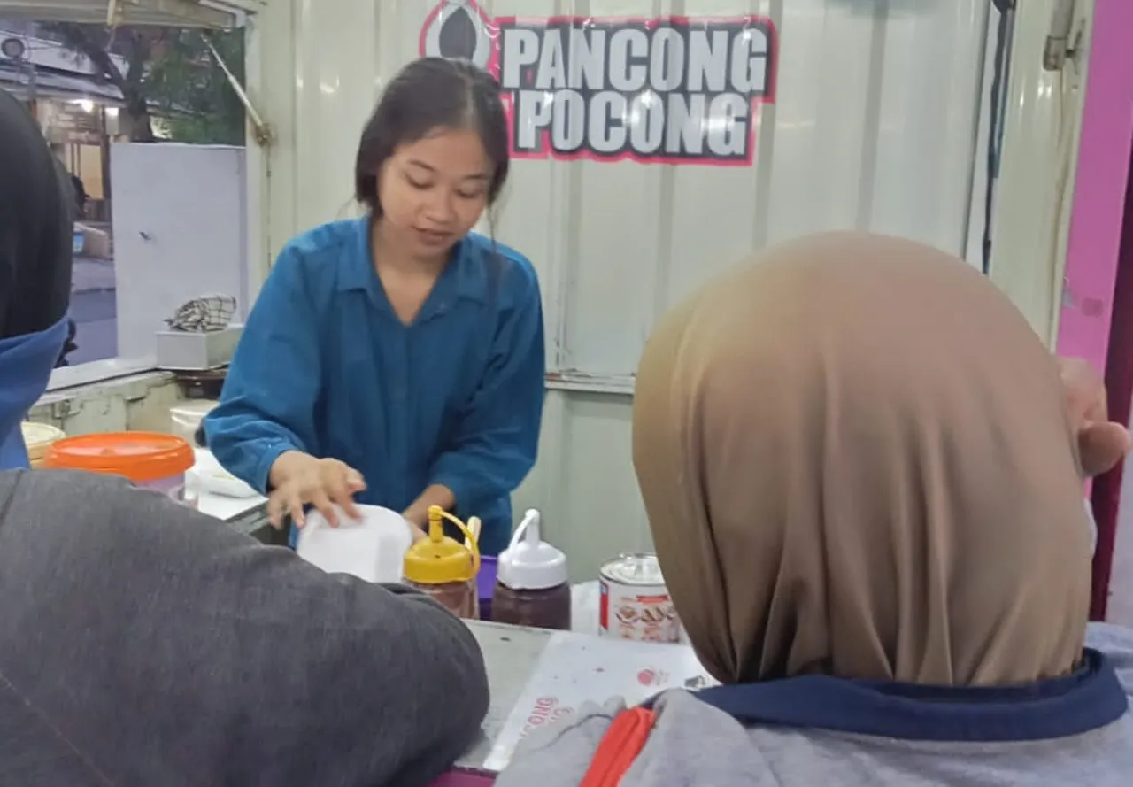 Baca juga : Menengok Legitnya Pancong Pocong Tenant Alfamart Petemon Kali