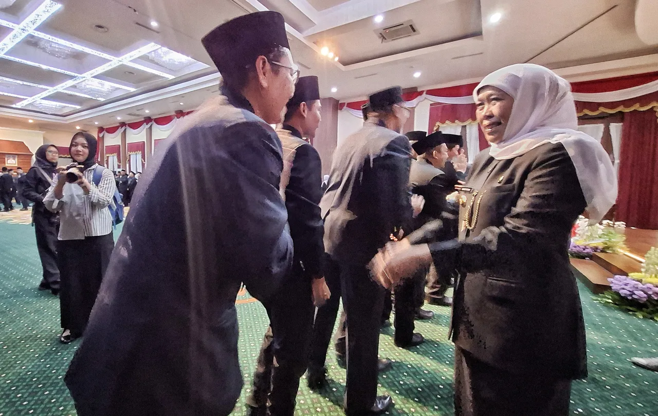 Lantik 580 Pejabat Administrator dan Pengawas, Khofifah Tekankan Kinerja Cepat dan Adaptif