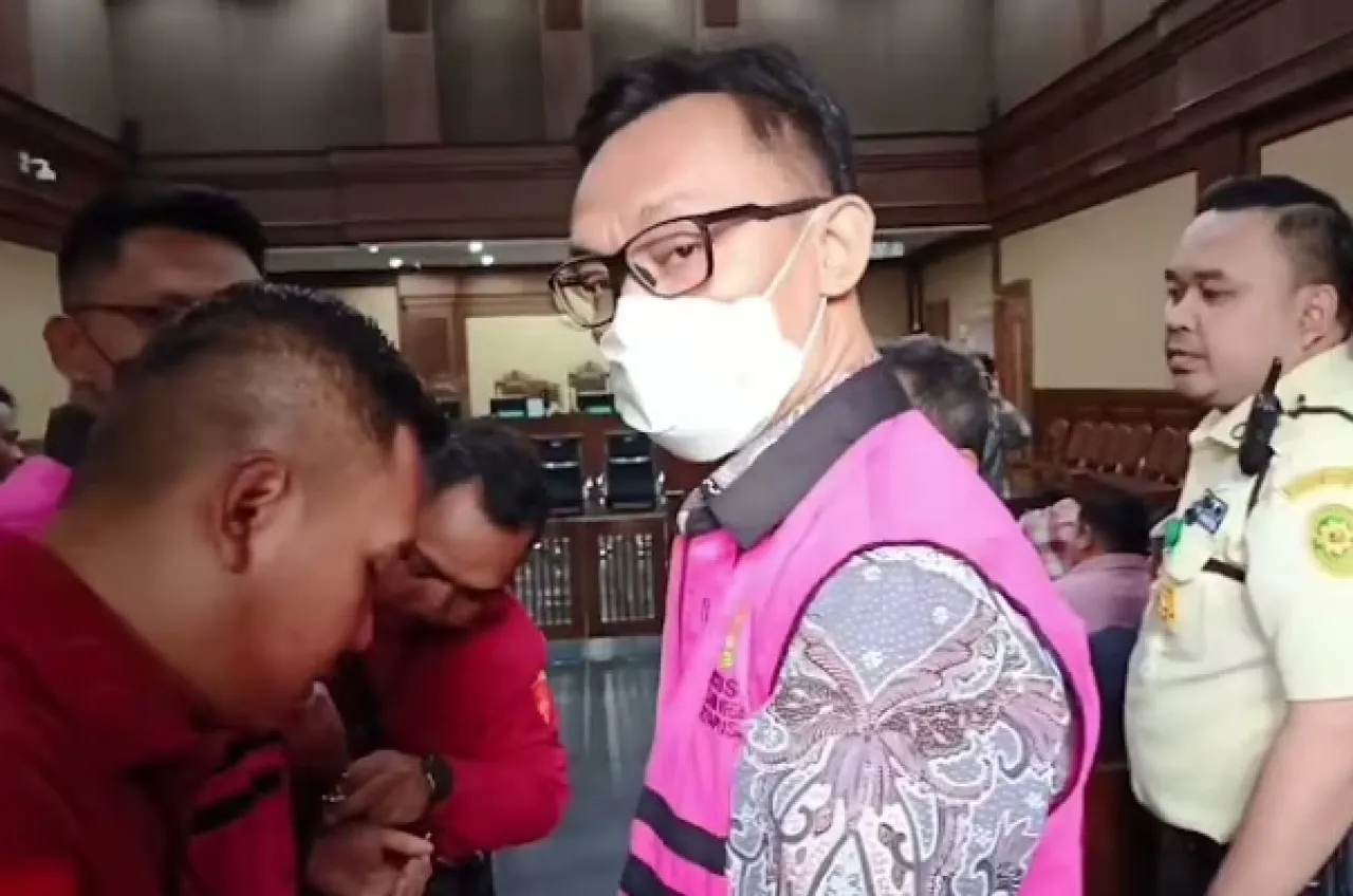 Baca juga : Dituntut 15 Tahun, Seorang Hakim Minta Keringan, Karena Ngaku Salah