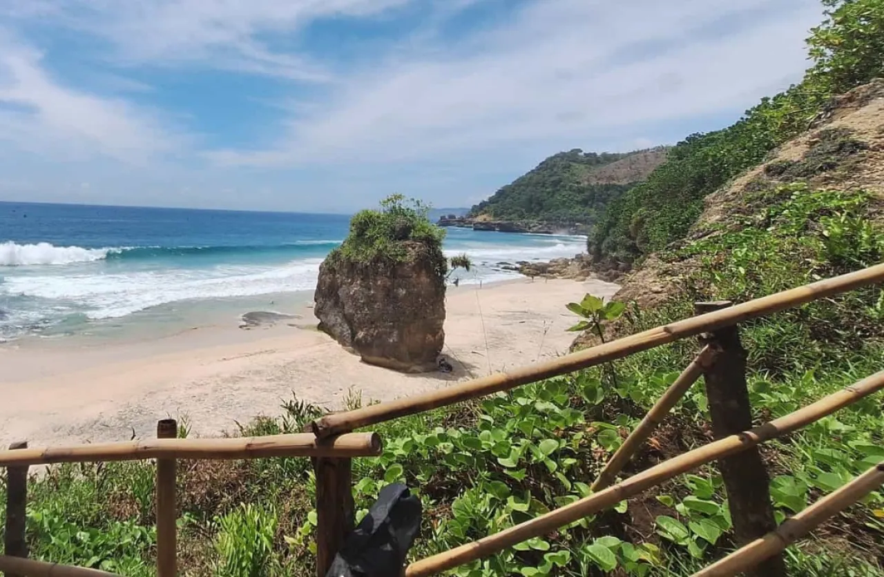 Eksotisnya Pantai Lumbung Tulungagung dengan Akses Bebatuan yang Menantang