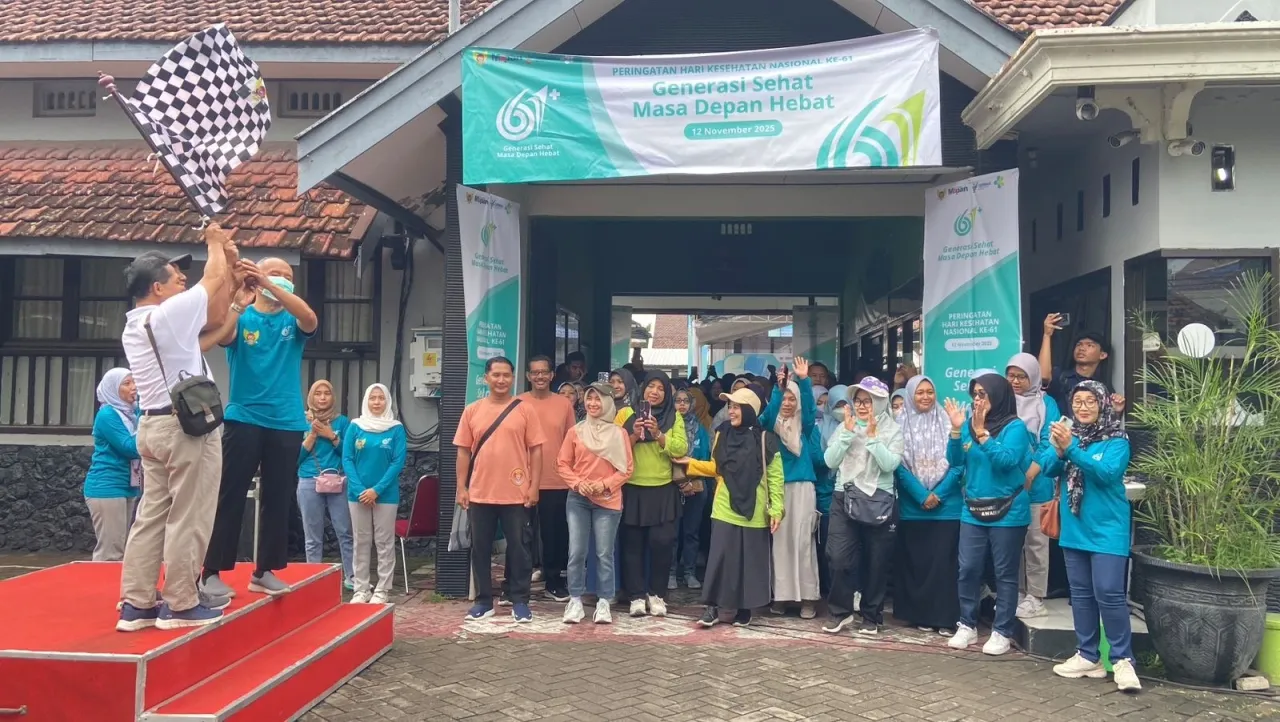 Peringati HKN ke-61, Dinkes Kota Kediri Gelar Jalan Sehat sebagai Puncak Acara