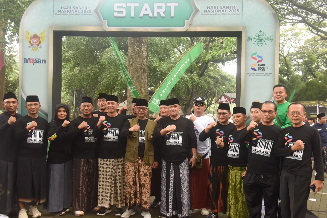 Jalan Sehat Santri Sarungan: Gus Qowim Ajak Santri Wujudkan Kota Kediri MAPAN