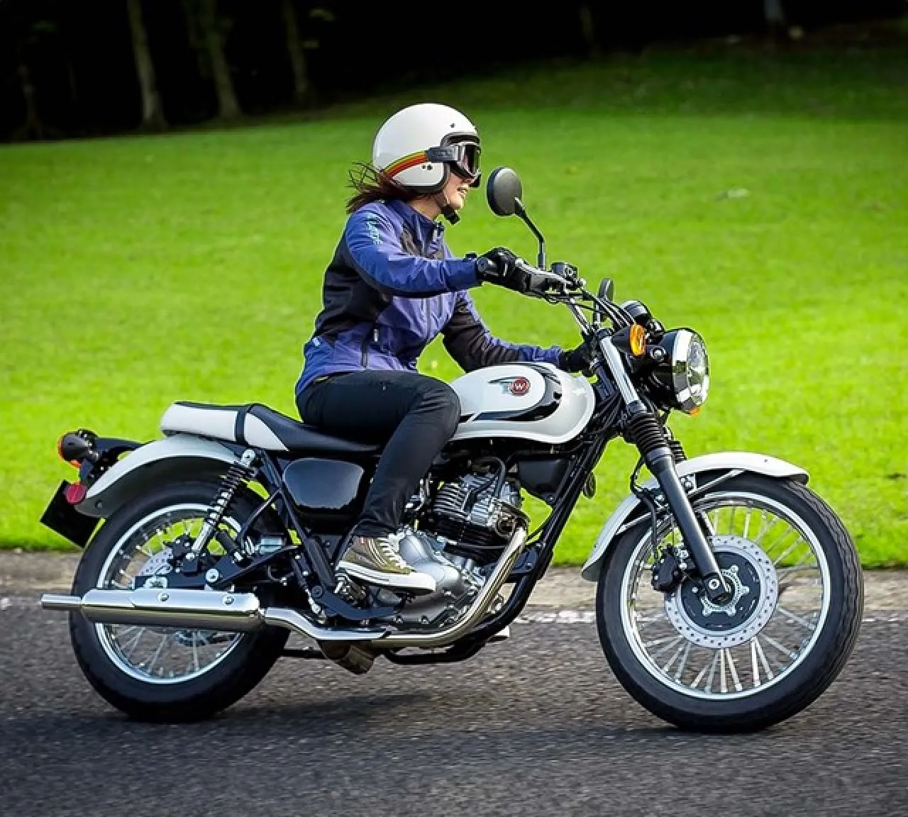 Kawasaki Luncurkan Motor Retro W230 di Inggris, Hadir Awal 2026
