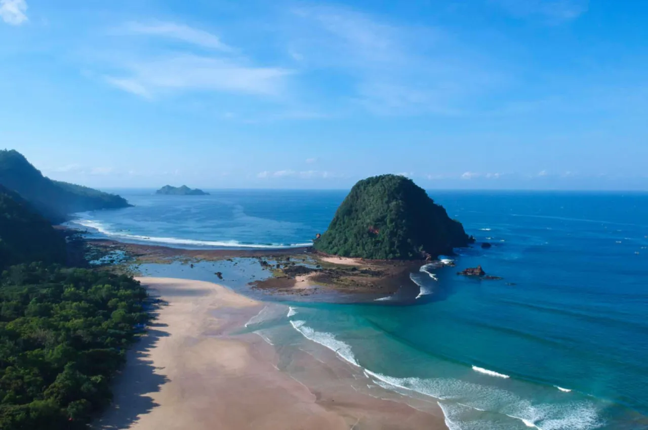 Pulau Merah, Ikon Wisata Banyuwangi yang Tawarkan Pesona Alam, Budaya, dan Keindahan Sunset