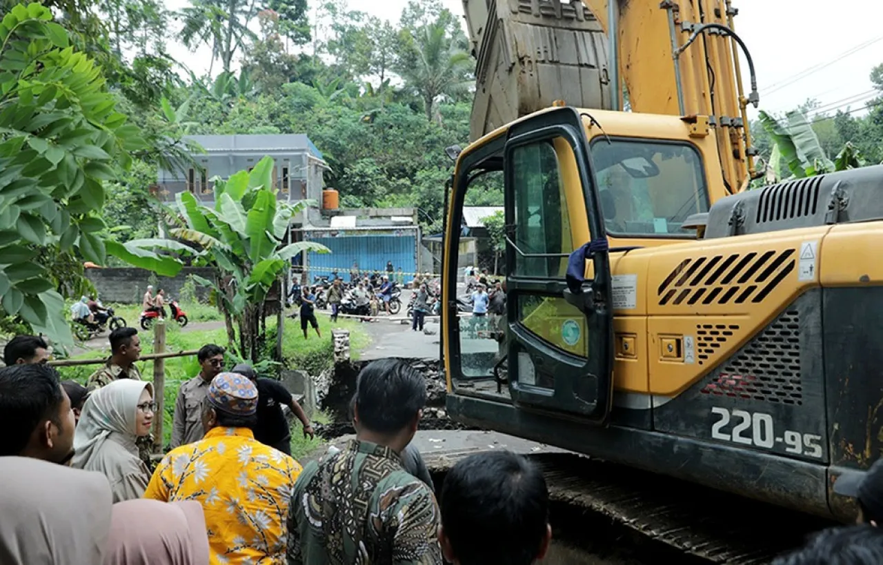 Ambruk Diterjang Hujan, Pemkab Lumajang Bangun Ulang Jembatan Sungai Tutur