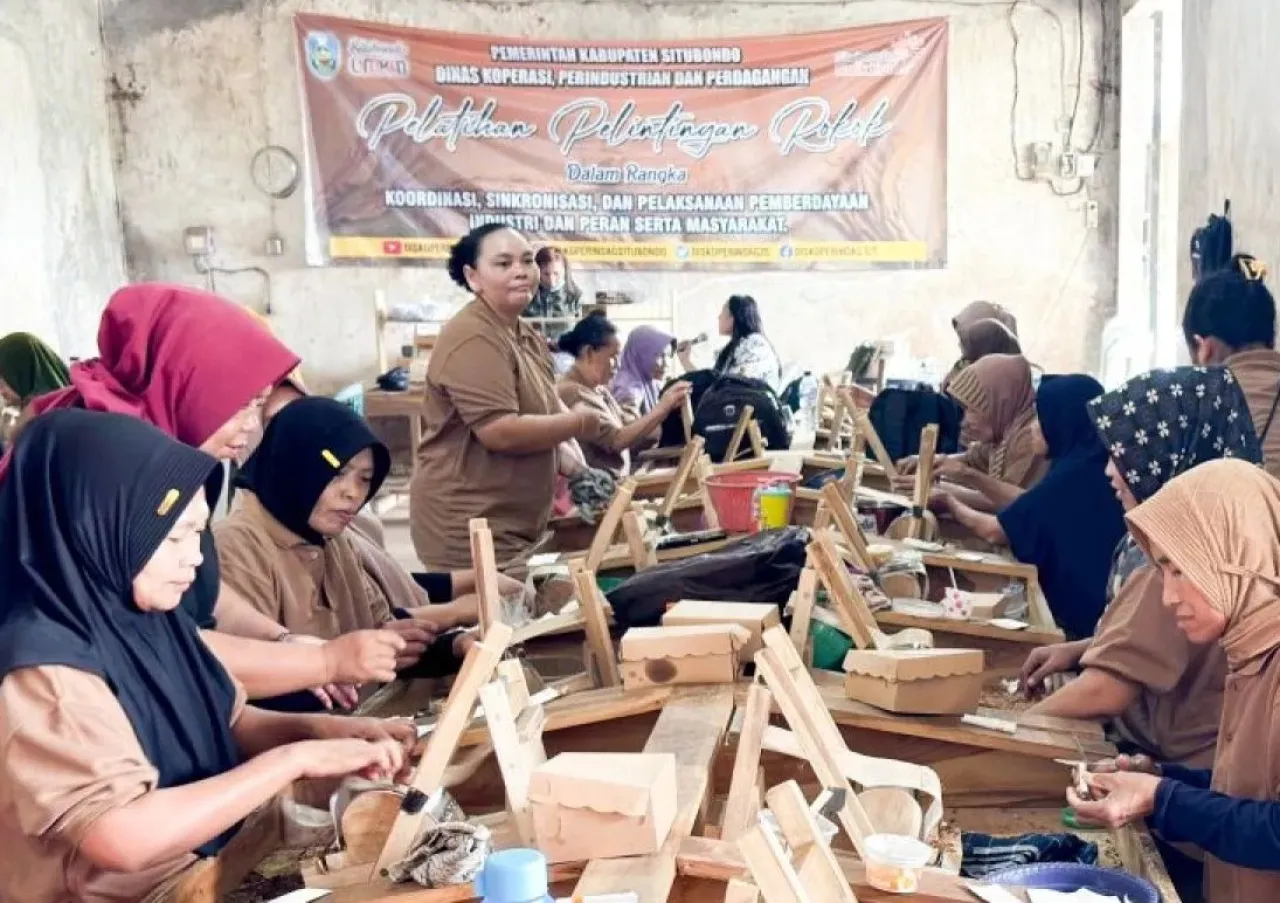 Perkuat Industri Lokal Tembakau, Pemkab Situbondo Beri Pelatihan Melinting Rokok