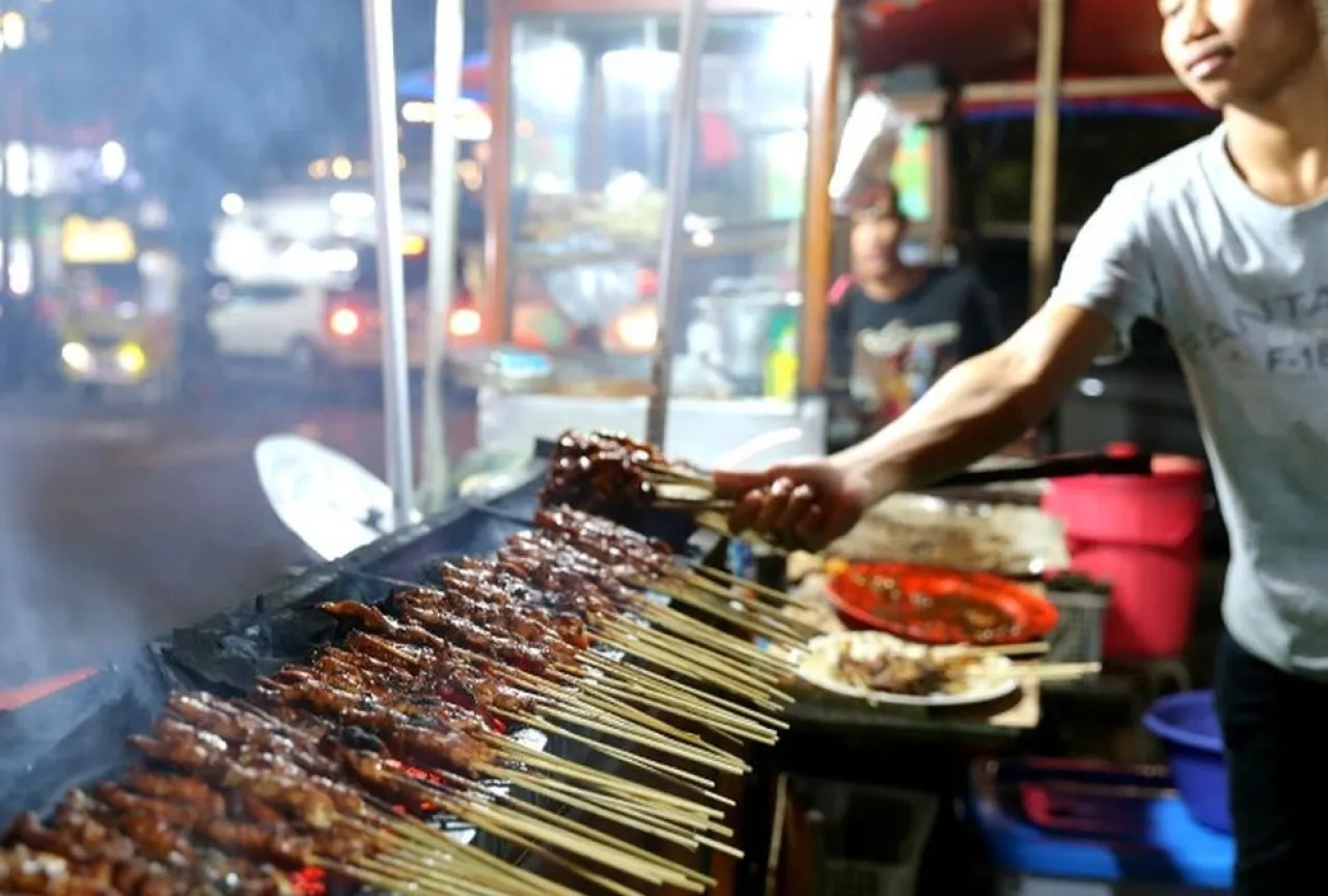 Penjual Sate Ayam di Ponorogo Ngeluh, Harga Kacang Oven Melejit Naik
