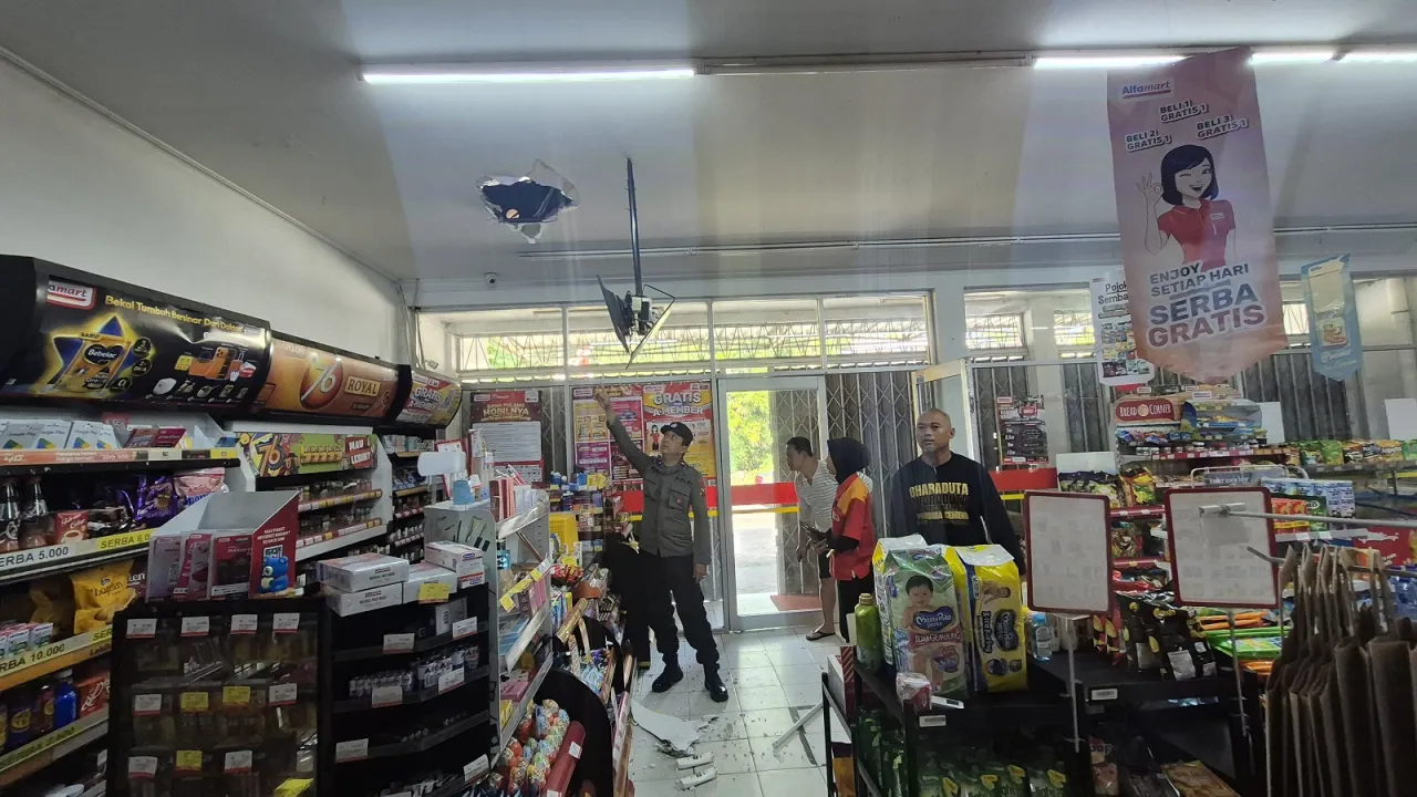 Baca juga : Alfamart Dibobol Pencuri, Pelaku Masuk Lewat Plafon