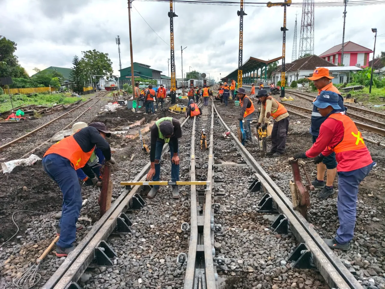 KAI Daop 7 Madiun Lakukan Penggantian Wesel di Stasiun Blitar