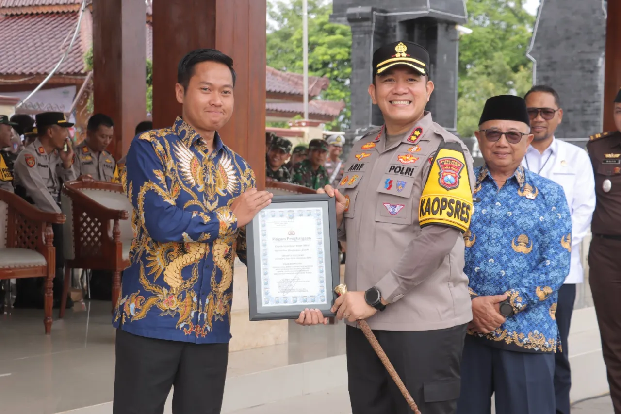 Kapolres Blitar Berikan Penghargaan untuk Pemenang Lomba Pos Kamling Berprestasi