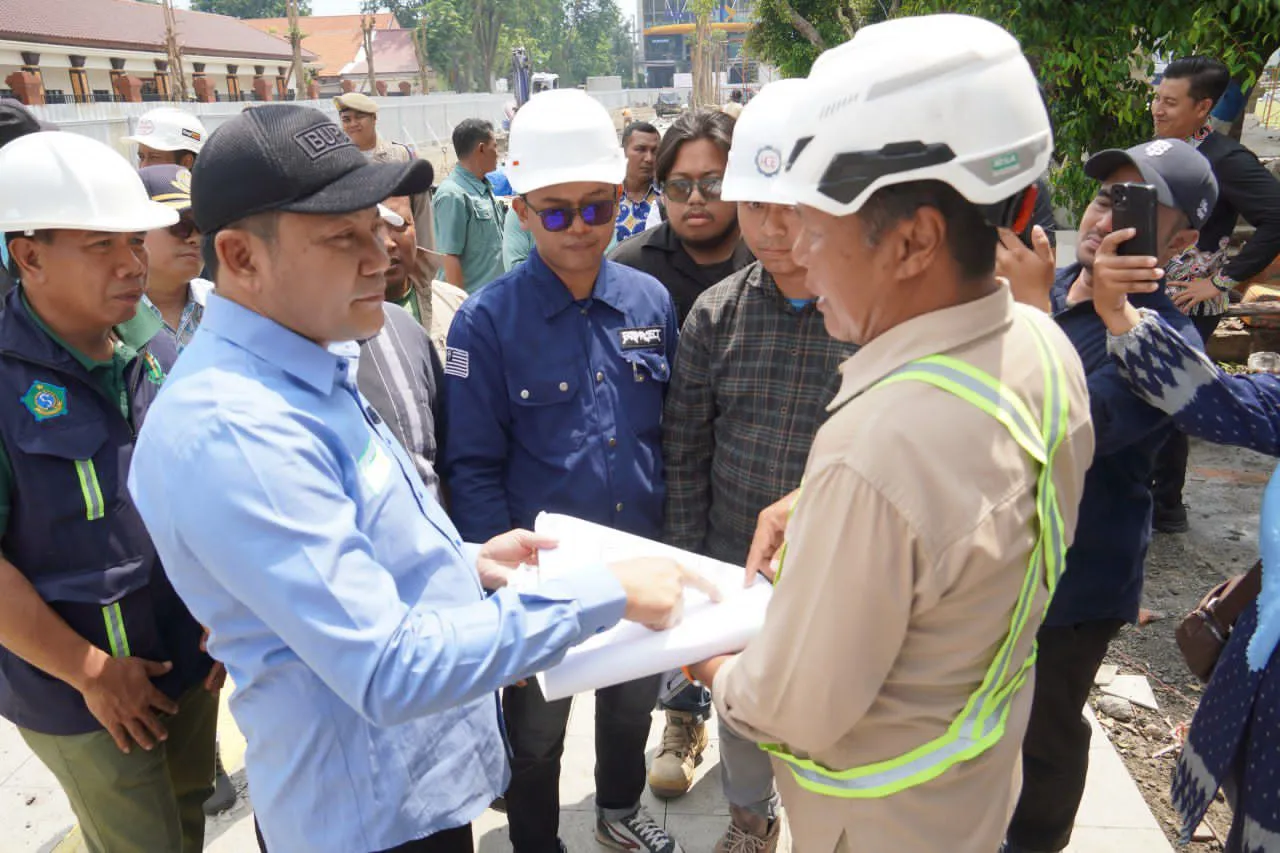 Sidak Proyek Pembangunan Alun-alun Sidoarjo, Bupati Subandi Temukan Banyak Kekurangan
