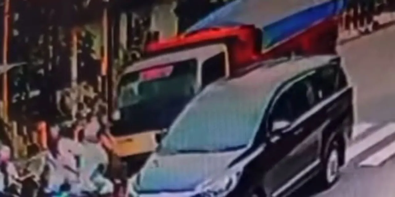 Pengemudi Dump Truk Hilang laju, Berujung Adu Banteng dengan Motor di Kota Blitar