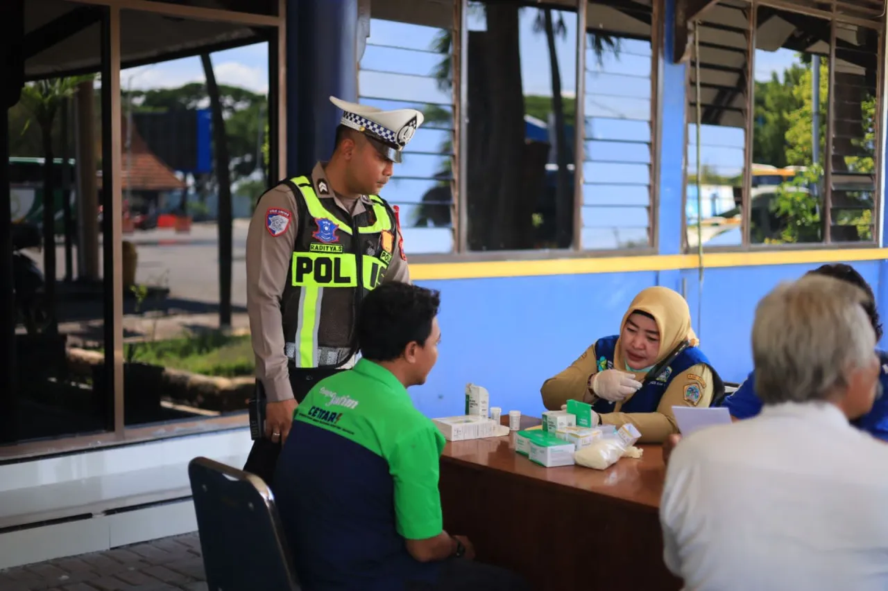 Jelang Nataru, Polres Gresik Perketat Pengawasan Angkutan Umum melalui Rampcheck dan Tes Urine
