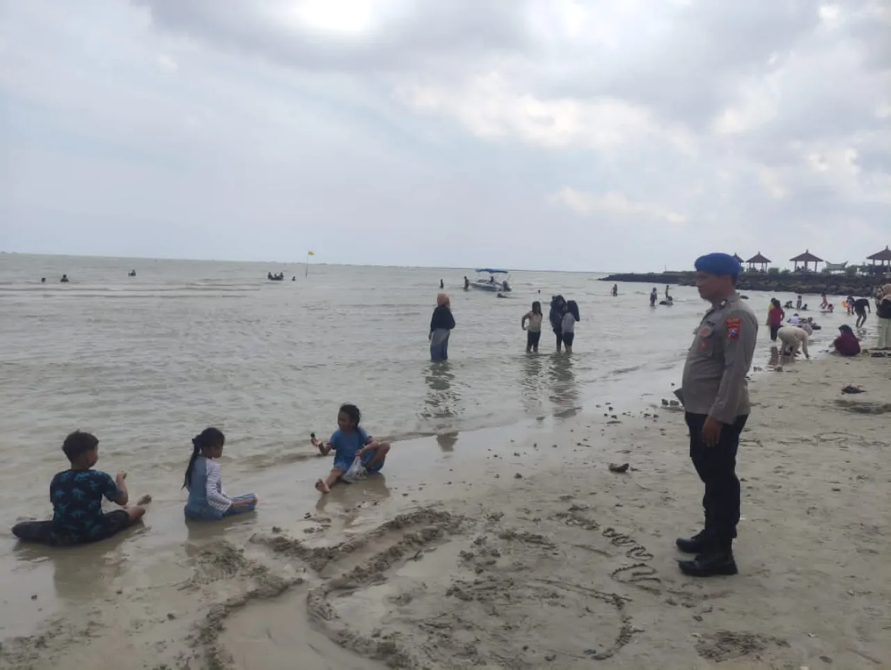 Baca juga : Libur Nataru, Satpolair Polres Gresik Perketat Pengamanan di Pantai Dalegan