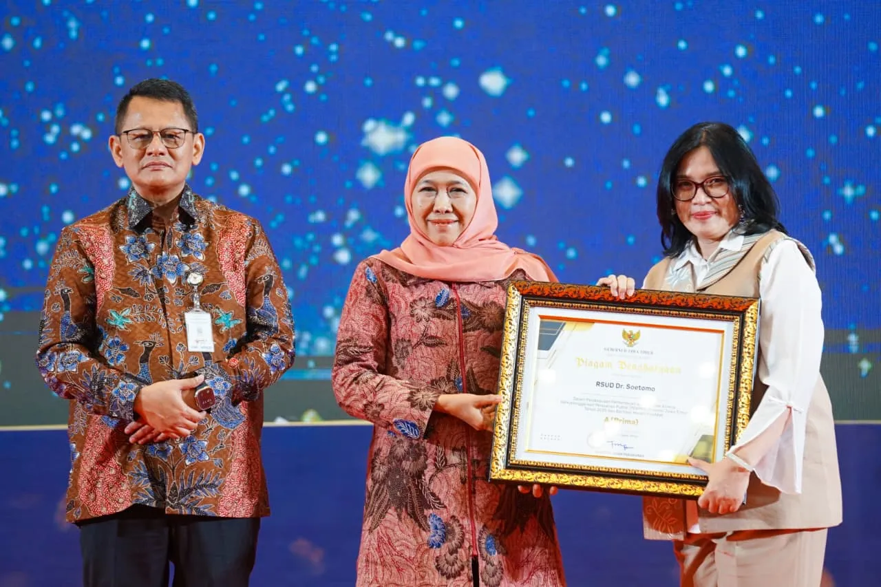 Gubernur Khofifah Serahkan Penghargaan Pelayanan Publik 2025, Tegaskan Komitmen ASN Berintegritas