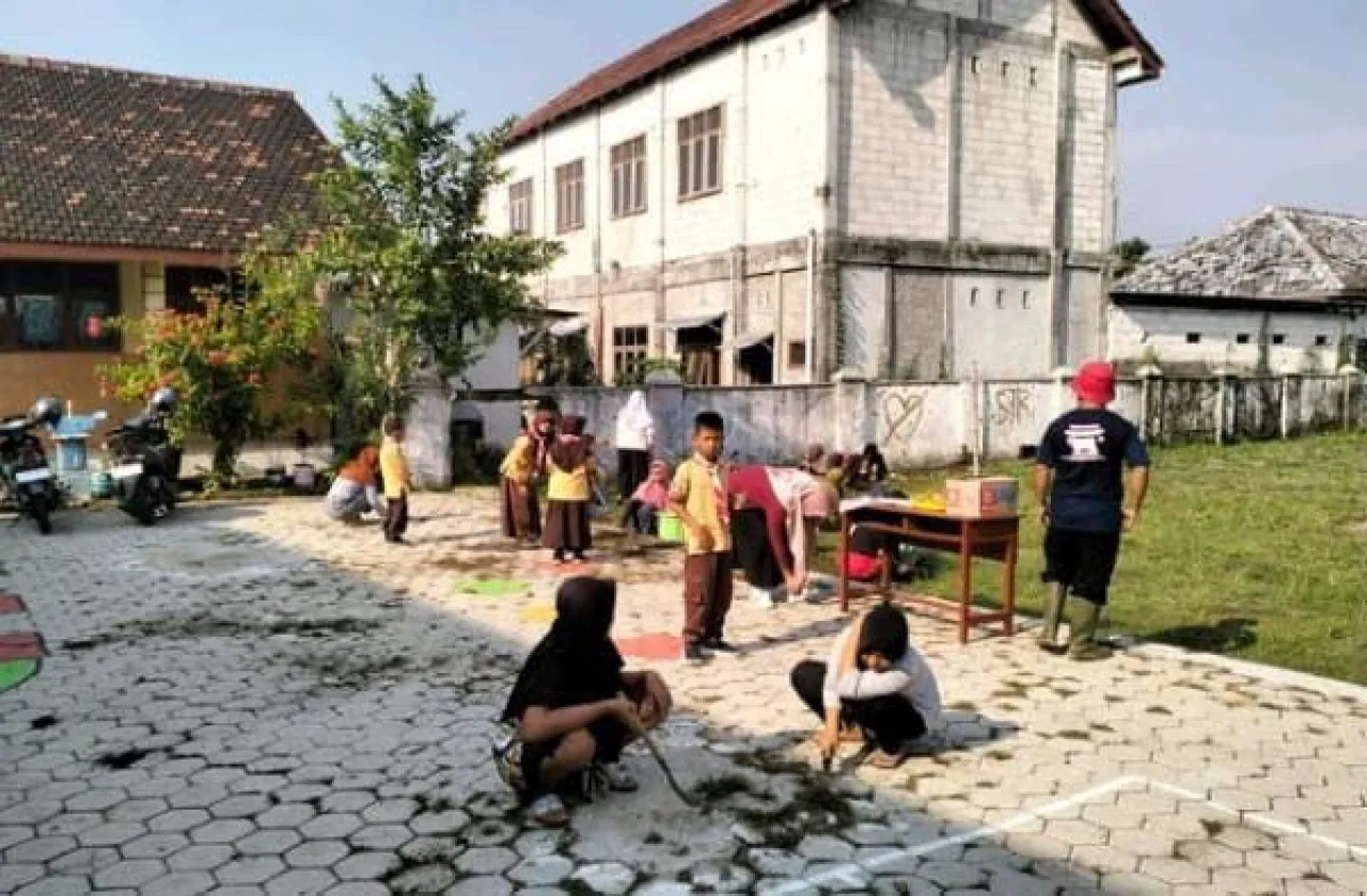 Dibiasakan Jaga Kebersihan, SDN Banjarejo Dagangan Rutin Gelar Kerja Bakti