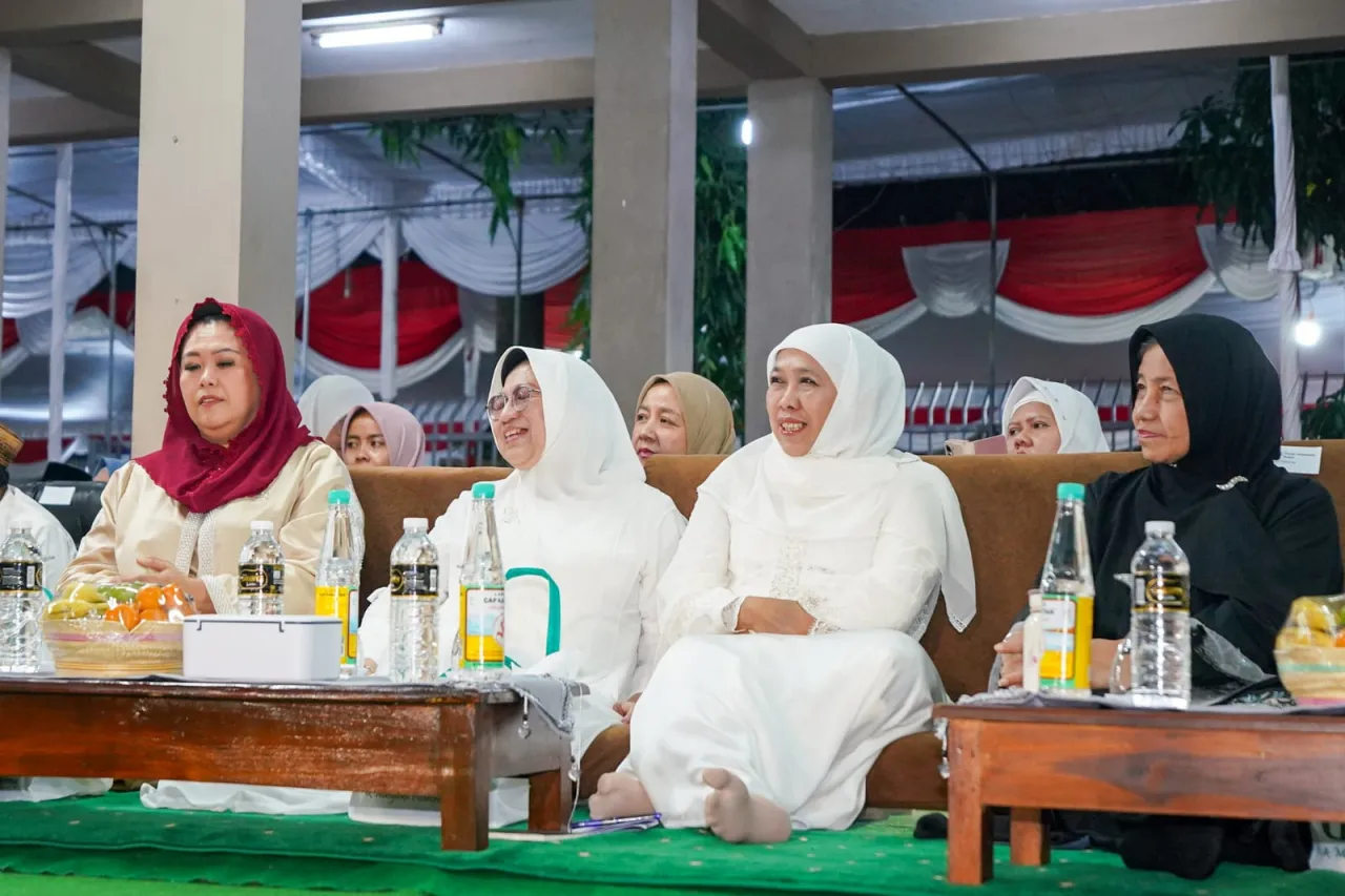 Baca juga : Hadiri Haul Ke-16 Gus Dur, Khofifah Ajak Teladani Kemanusiaan dan Keikhlasan