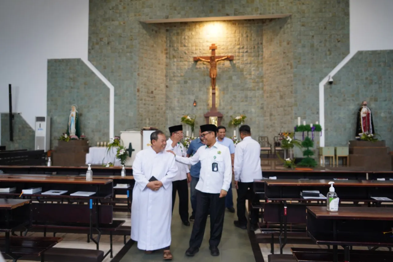 Jelang Natal, Kakanwil Kemenag Jatim Tinjau Kesiapan Ibadah di Gereja Surabaya