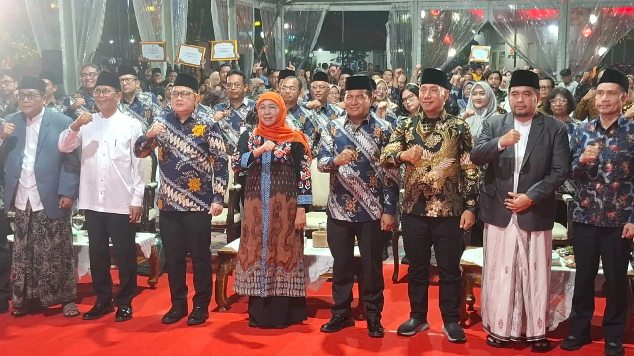 Serahkan Penghargaan Lingkungan 2025, Khofifah: Profesionalisme Harus Sejalan dengan Kecerdasan Spiritual
