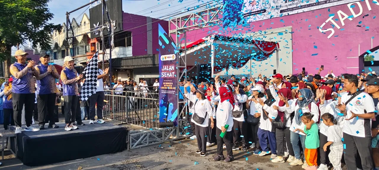 Tumbuhkan Motivasi Wali Kota Kediri Ajak Ribuan Anggota Kopri dan PGRI Ikut Olah Ragah Jalan Sehat