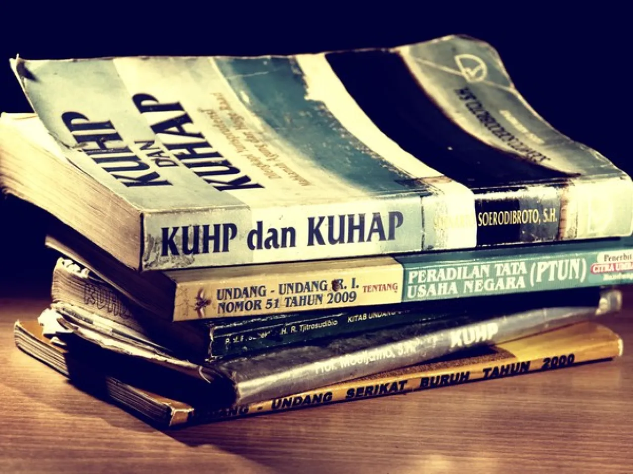 Baca juga : Mengatur Penyalahgunaan Wewenang Aparat Penegak Hukum
