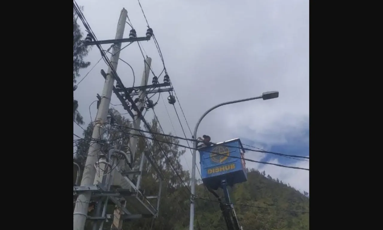 Baca juga : Demi Keamanan Wisatawan, Dishub Probolinggo Perbaiki PJU di Jalur Wisata Bromo Jelang Nataru