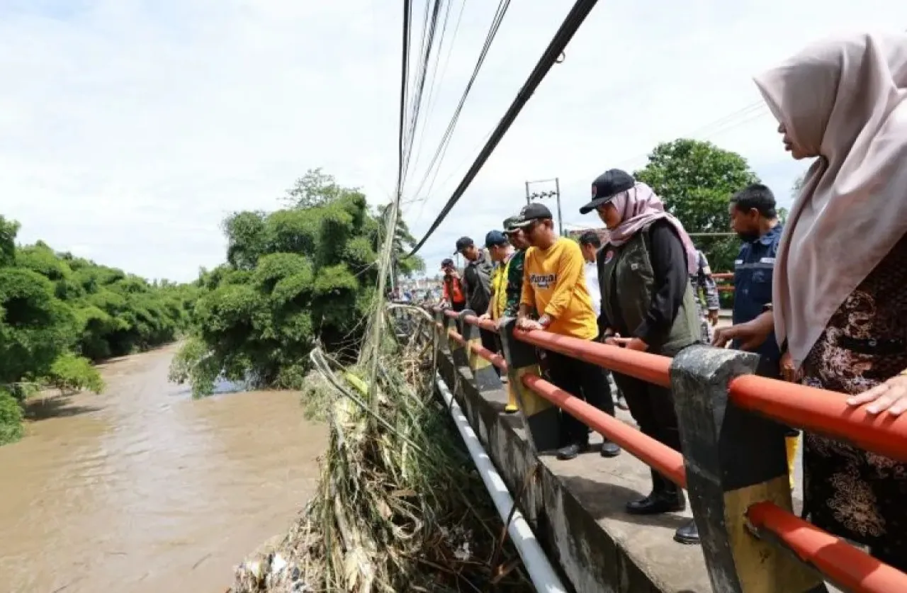 Pascabanjir, Bupati Ipuk Instruksikan Penanganan Sampah yang Sumbat Aliran Sungai